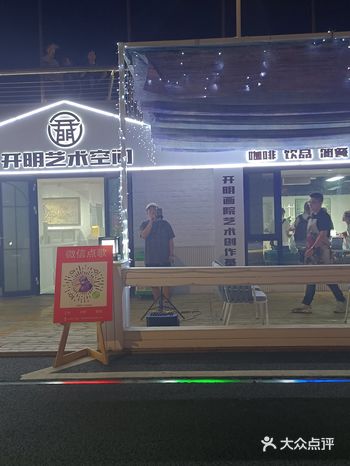 和朋友一起来情人坝溜达溜达，累了进来坐一坐