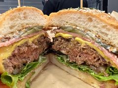 美式经典牛肉汉堡-shark burger·鲨鱼汉堡(交子大道店)