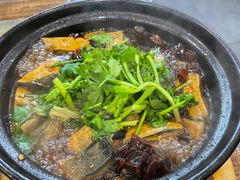 臭豆腐肥肠煲-八张桌子(老店)