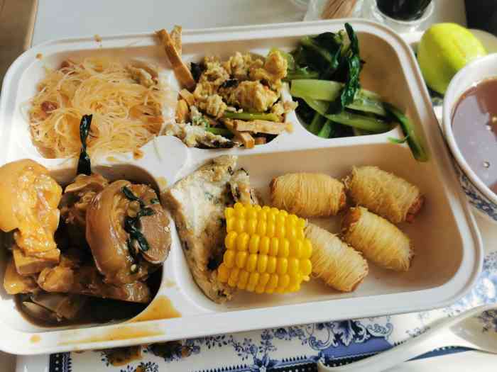 恒大食堂-"每天的菜品都不同,分三个批次就餐,分别是.