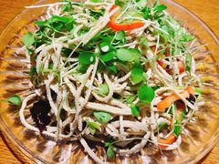 香椿苗拌豆腐丝-谢蟹浓·肉蟹煲(新奥店)