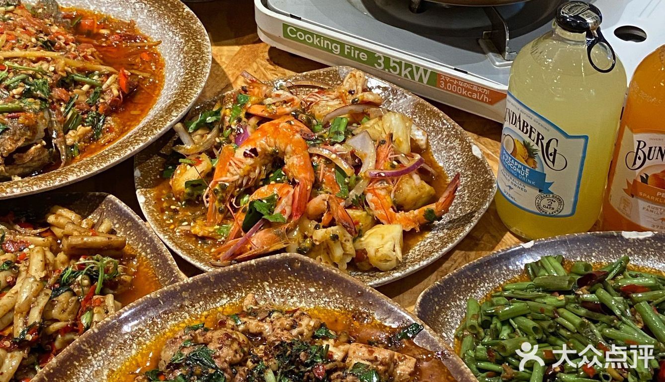 几乎每一个都开口 辣炒的佐料相当多 好吃到咂嘴