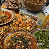 几乎每一个都开口 辣炒的佐料相当多 好吃到咂嘴
