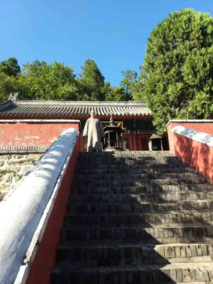 朝阳寺·禅修中心"在怀柔的一处风景优美的山水之中,从市里过.