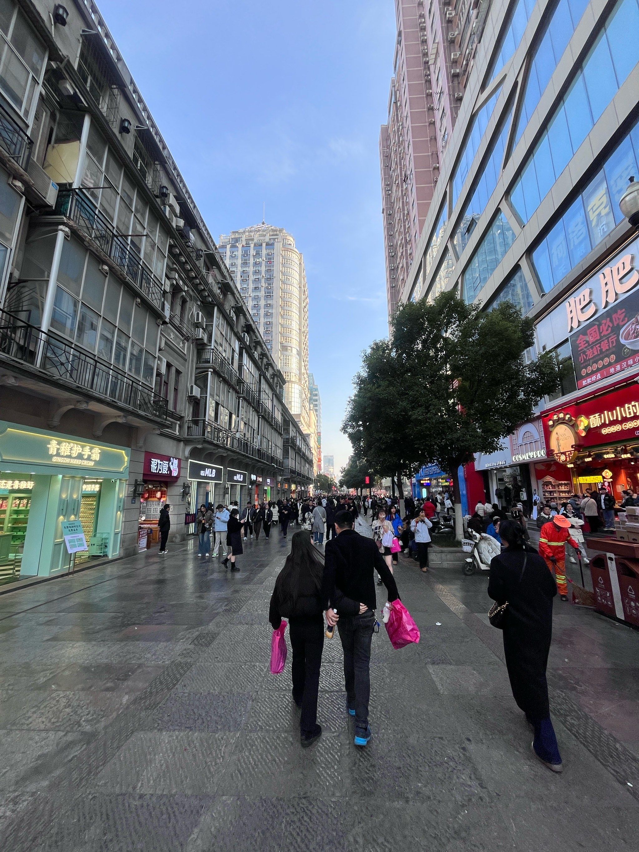 江汉路,真是繁华至极!街道上人来人往,热闹非凡.