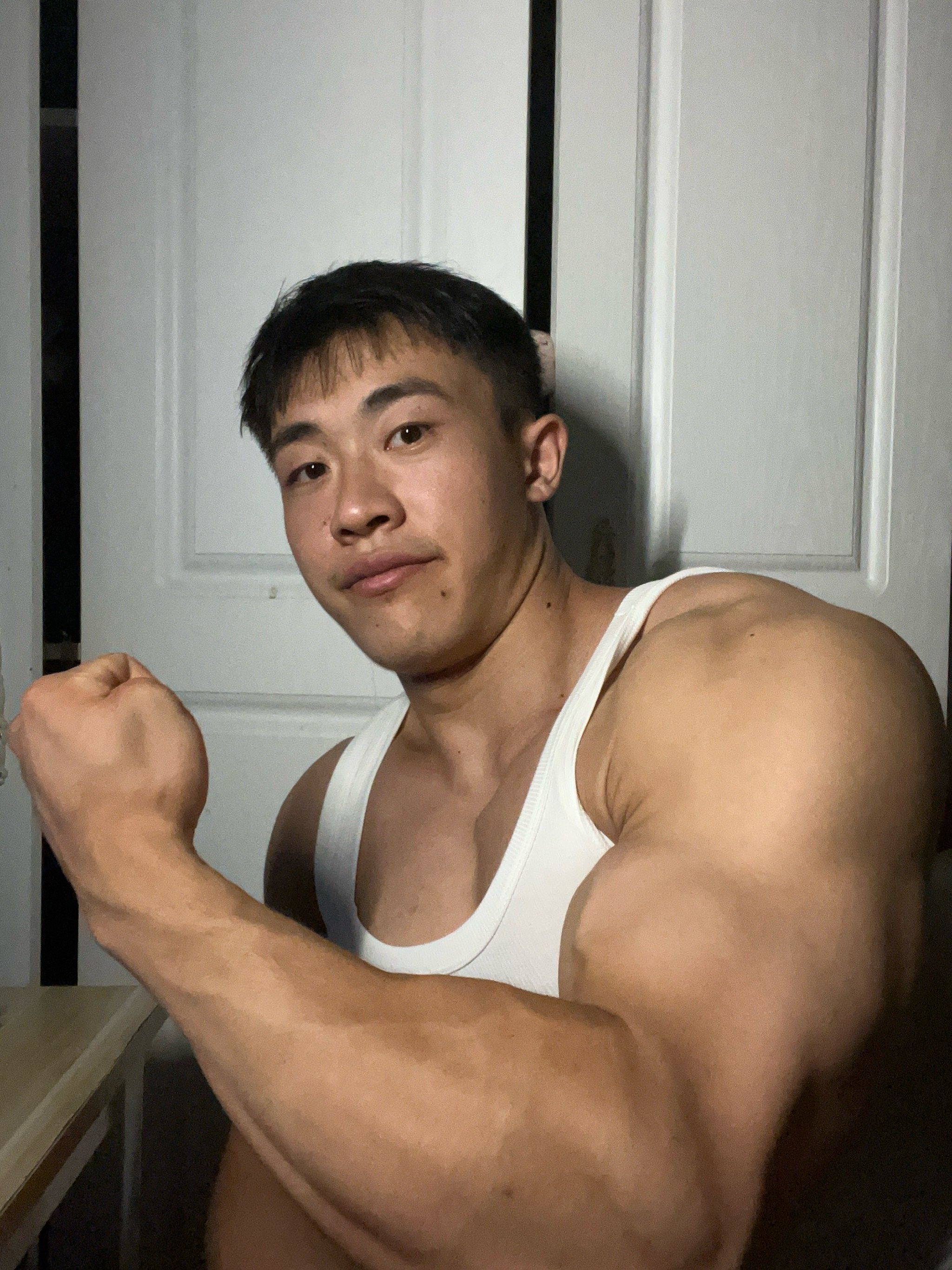 小肌肉男孩秀肌肉