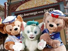 -小镇影院迪士尼小熊Duffy与他的朋友合影地