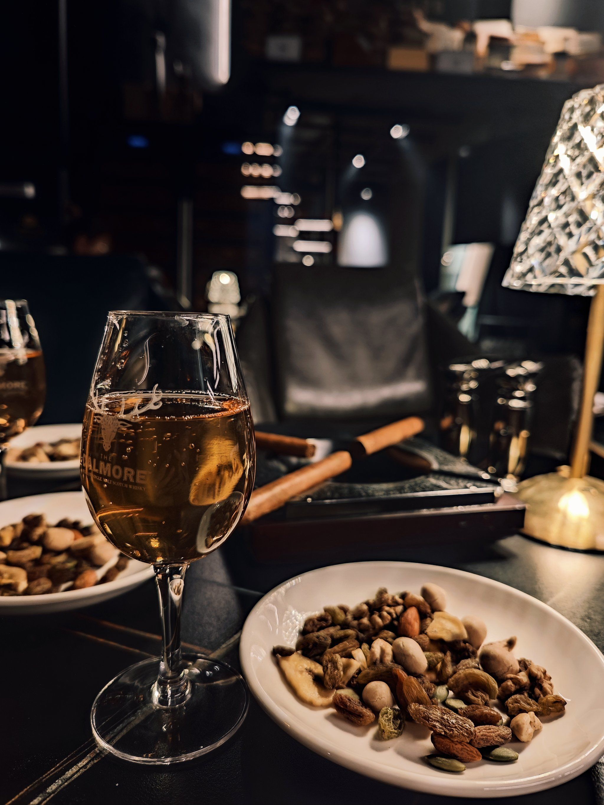 0元玩转这座城#天天领红包在深圳福田区福民地铁站附近的雪茄店,店里