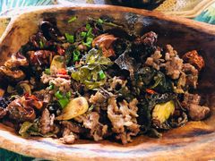 基诺茶叶炒牛肉-基诺山寨.版纳民族特色菜