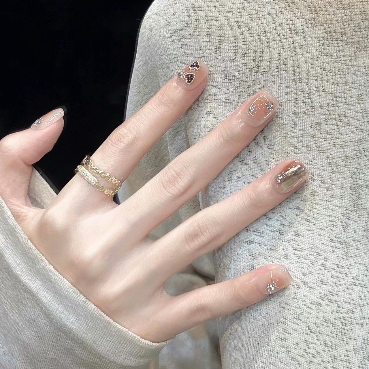 冰透爱心涂鸦美甲