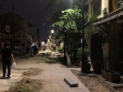 门口在修路-嘻哈壹笑堂相声茶馆(大儒巷店)