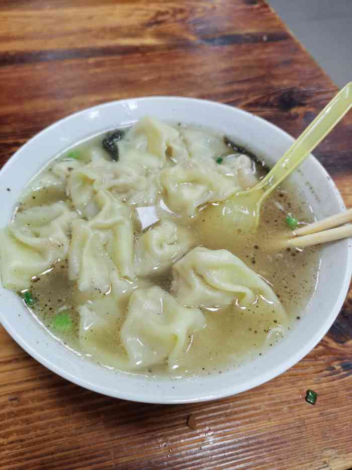 小秋水饺(大成路总店)-"人真的很多,很多人都是搬着凳子在门口吃 .