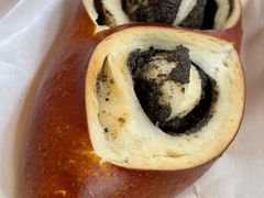黑芝麻松子碱水-慢熟面包店bud bread(孩儿巷店)