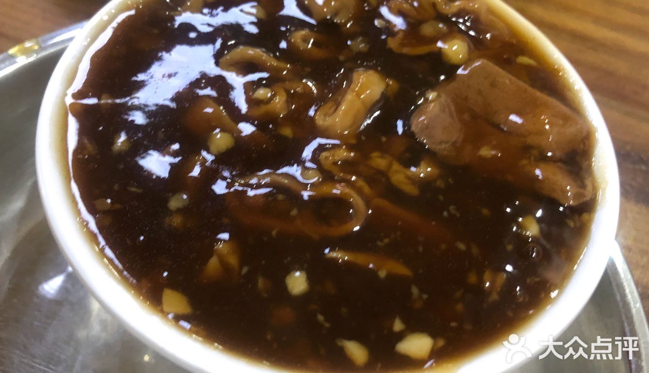一大碗，挺实惠的，烧饼也挺入味的