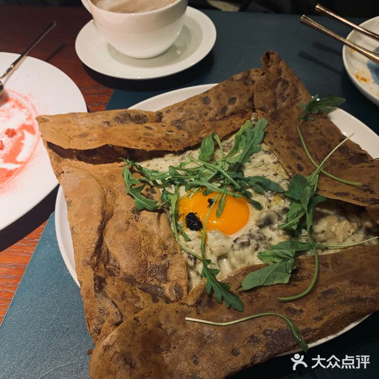 来喽来喽，神仙甜品，草莓味的提拉米苏，颜值就不用我说
