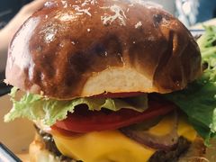 招牌自制澳洲牛肉芝士汉堡-MIKAKU(万达广场上海宝山店)