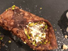 西西里卷乳清芝士开心果配-Carbon莫卡哆·意大利复古集市餐厅(杭州大厦店)