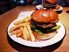 经典手打牛肉堡-龙治汉堡(中华城店)