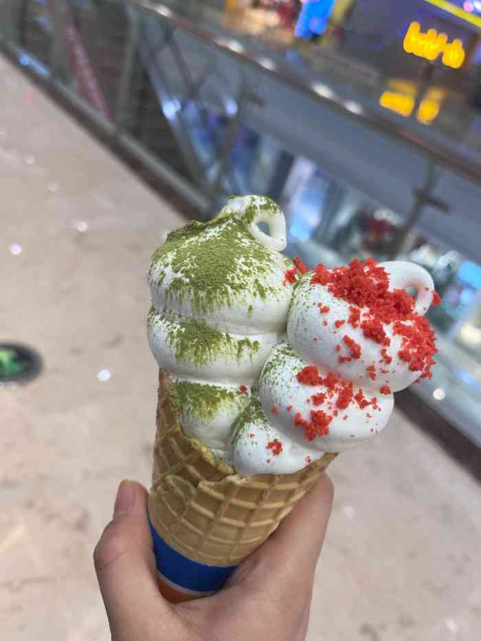 dq·蛋糕·冰淇淋(宜昌万达店)-"点了图三的这款暴风雪,造型上简直不