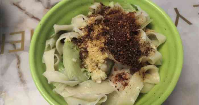 美厨娘的小吃店-"一直都挺想吃她家的【椒麻鸡皮带面】因为.