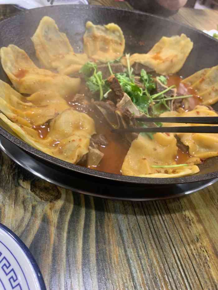 蜀牛巷地锅牛骨-"大门在包河万达的银屏巷这边,莱真牛烤肉隔.