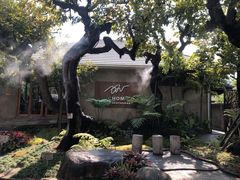 -Chom Cafe and Restaurant