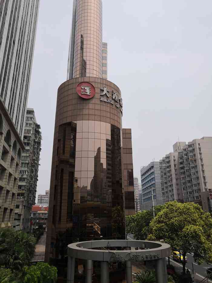 打分 位于江苏路延安西路路口的申亚金融广场可谓是长宁区的黄金地段