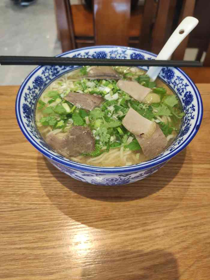 中国·兰州拉面-"今天去点了个牛肉汤,发现汤里有蚊子,和老.