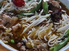 酸菜肉丝米线-越洋肖氏老米线(杨家坪店)