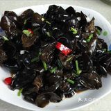 凉拌木耳有很多种,上次在饭店我吃到一种放蒜泥汁的巨