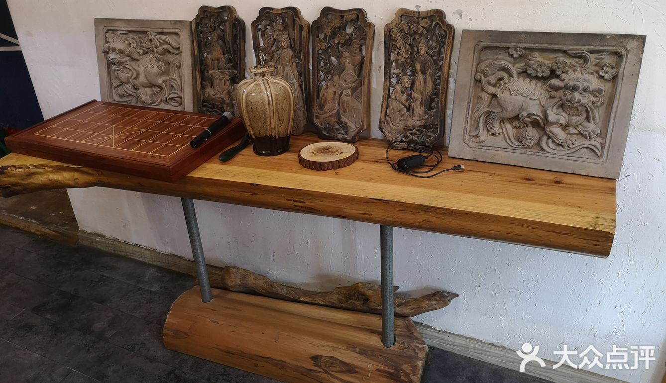 【环境】店内环境简单别致，整体以竹质结构为铺设～门框