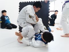 -菠萝格斗巴西柔术训练馆