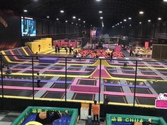 -嘿哟动霸CHUA·新潮玩运动娱乐中心·蹦床滑冰团建乐园