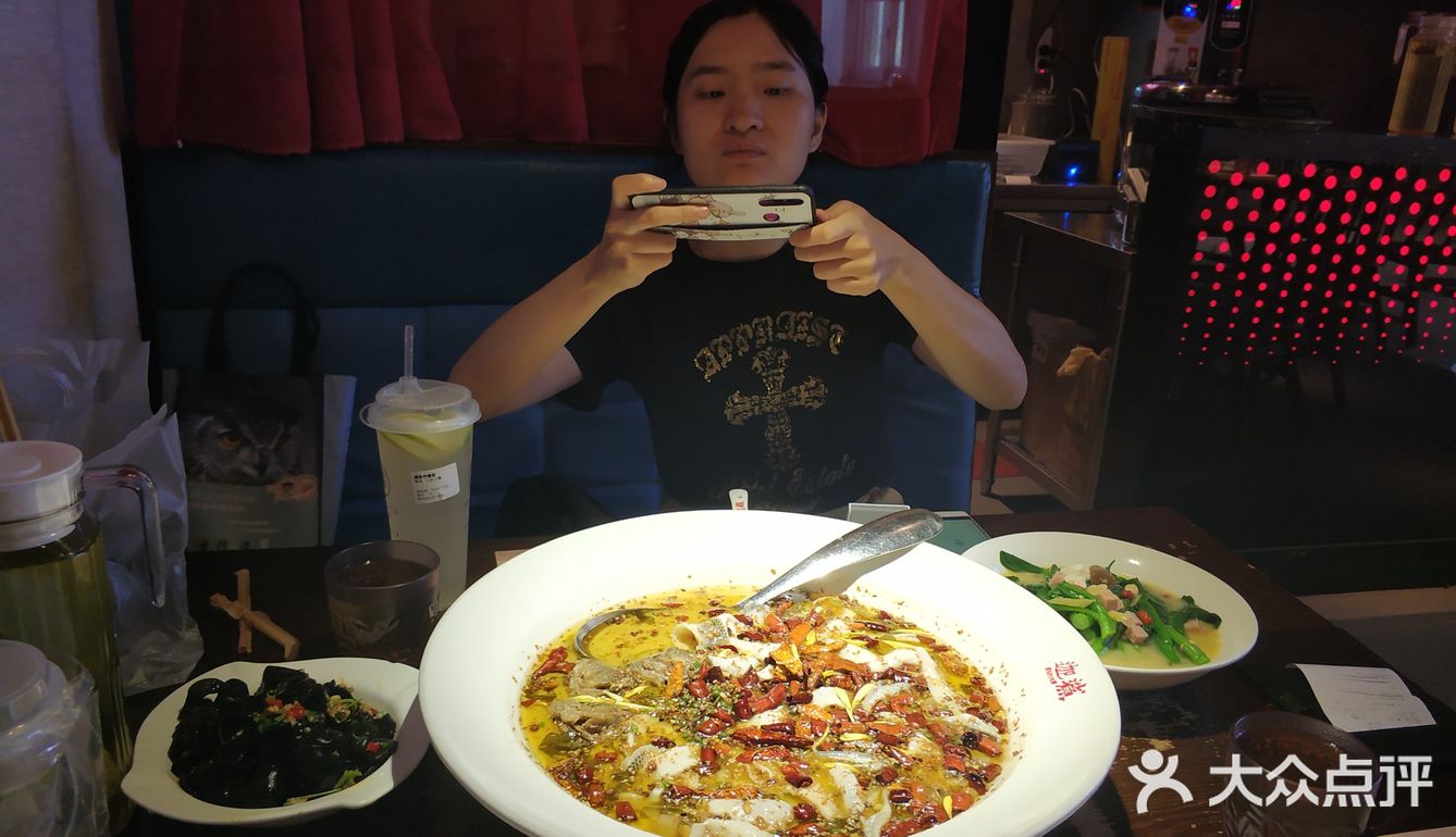 那个盆子比我朋友的脸还要大
