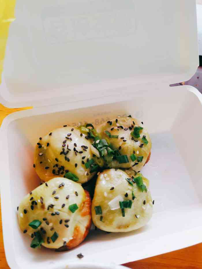 谷拾生煎-"一家开在王府井大街的生煎小店,装修环境小.