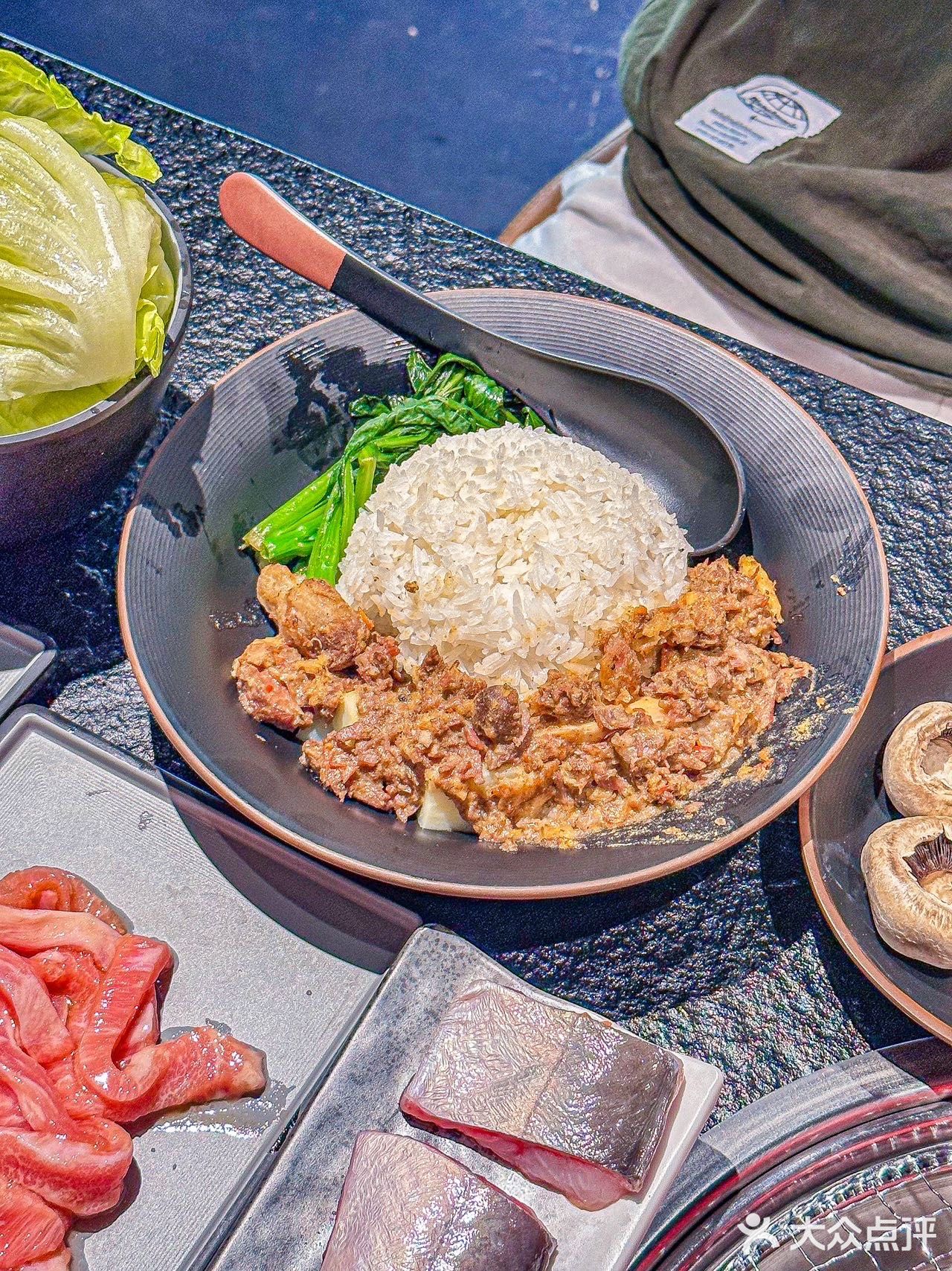 新鲜现切的嫩牛肉现烤真的巨巨巨香❗