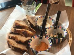 三种酱配酸面包-Mesa Madre梅萨妈妈·Bintana(国贸店)