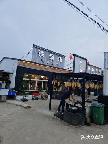 一只鸡用盘上就那么两块肉。
