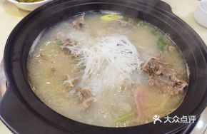 羊蝎子锅中