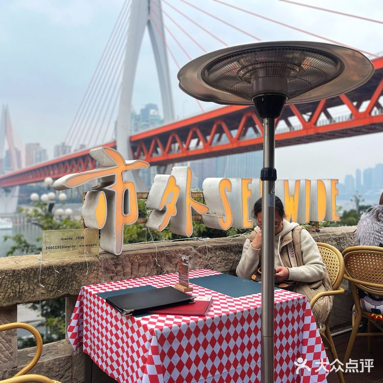 龙门浩老街的江景餐厅位置太好了,坐在这喝茶吃饭我能呆半天