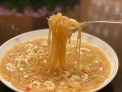 酸萝卜水晶粉煮鲜鱿-杭州和达希尔顿逸林酒店·和园中餐厅-杭帮菜名店