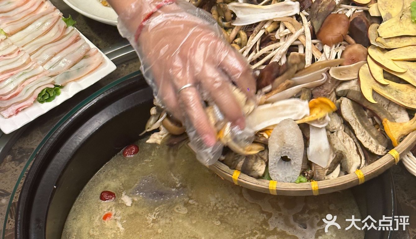 来昆明我只做一件事！！吃菌子火锅！！ 