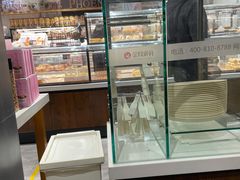 面包甜点陈列柜-金凤成祥(东直门现烤面包店)
