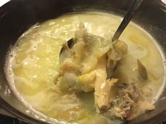 浓厚原只鸡煲花胶汤-鲜入围煮花胶鸡海鲜火锅