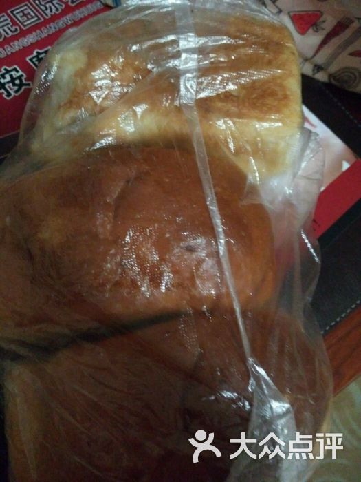 中央大街看到华梅西餐厅外面外卖面包,排了