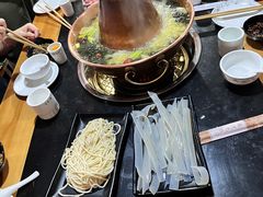 -果松木炭酸菜铜火锅·外婆参鸡汤