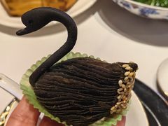 鸳鸯榴莲天鹅酥-名人坊·新派粤菜(河西奥体博览中心金鹰世界店)