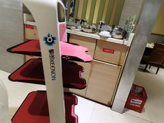送菜机器人-万和源炝锅城·活鱼现炝(文艺北路店)
