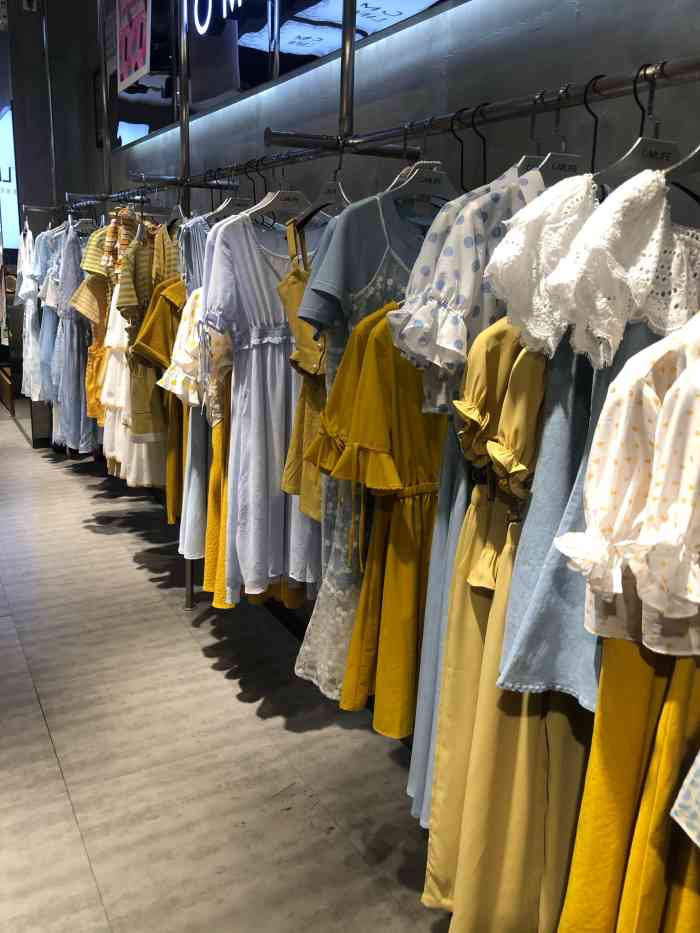 打分  女孩纸喜欢逛的地方了,女装上新很快,款式新颖,颜色靓丽,比较