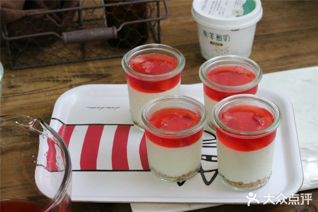 草莓果冻和羊酸奶慕草莓果冻和羊酸奶慕斯罐蛋糕斯罐蛋糕